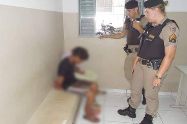 Garotos de 13 e 14 anos detidos pela PM usavam estilete para roubar no centro