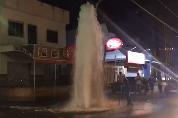 Profissionais dão descarga para reparar vazamento d’água e motoristas se assustam com chafariz