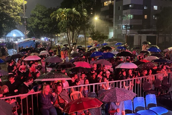 Chuva brinda público no Festival de Dança na Praça do Antigo Fórum; veja ao vivo