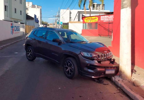 Veículo é abandonado após bater em poste no centro de Patos de Minas; motorista sumiu