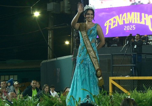 Rainha Nacional do Milho 2024, Nathália Porto, desfila na passarela e se despede do reinado; veja ao vivo