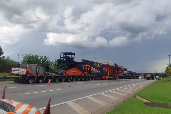 Carga de quase 500 toneladas tem megaescolta e vai impactar o trânsito na BR 365 e BR 354