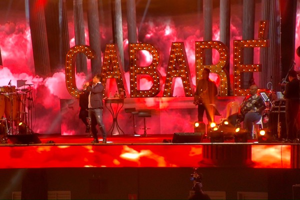 Ainda Ontem Chorei de Saudades da dupla João Mineiro e Marciano é mais uma música do repertório do Cabaré