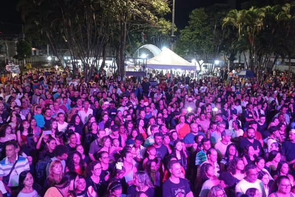 Público enche praça para assistir aos espetáculos de dança; veja ao vivo