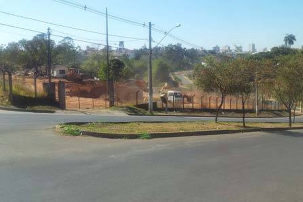 Secretaria de Infraestrutura inicia preparação de terreno para a construção do Fórum