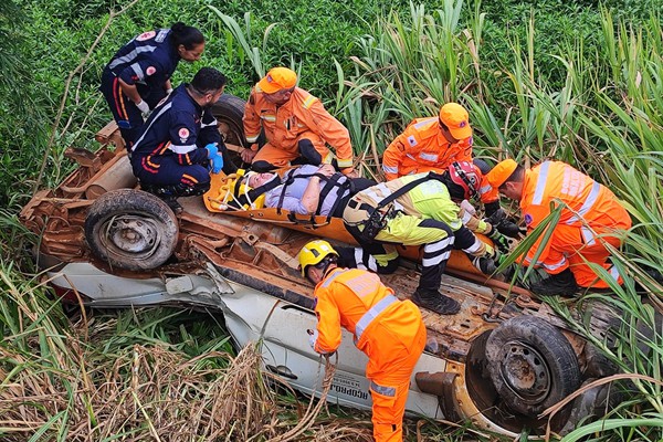 Picape sai da pista, desce ribanceira e cai na Lagoa do Patão em Patos de Minas