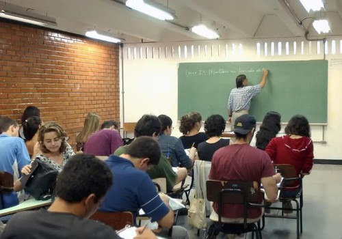 Ensino superior no Brasil pode mais que dobrar salário