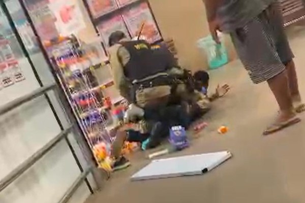 Homem flagrado furtando em farmácia resiste à prisão e dá trabalho aos policiais