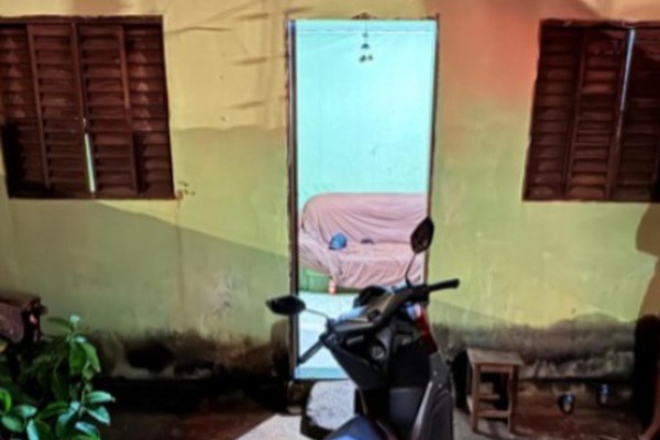 Motociclista acaba preso após bater em carro estacionado no Centro de Patos de Minas