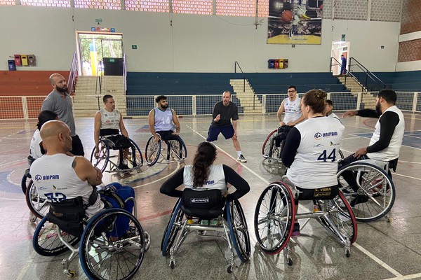 Treinador da Seleção Brasileira de Basquete em Cadeiras de Rodas vem a Patos de Minas acompanhar treino de convocadas