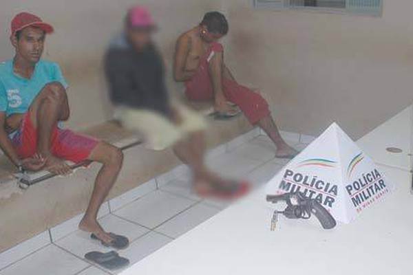 Jovem revida, fere atirador e 3 acabam na delegacia com revólver carregado