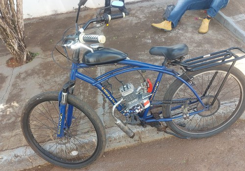 Idoso de 71 anos avança parada obrigatória em motocicleta artesanal, bate e fica ferido