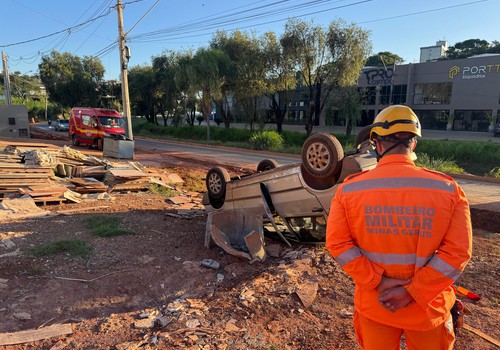 Jovem de 18 anos sai ileso após capotar carro na Avenida Fátima Porto em Patos de Minas