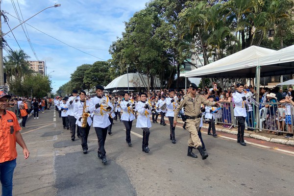 Patos de Minas celebra 134 anos com desfile e distribuição de bolo e pamonha