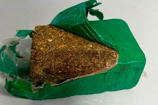 Homem é preso por tráfico de drogas após discussão com a esposa em Patos de Minas