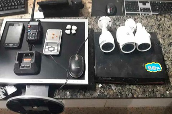 PM apreende drogas e sistema completo de monitoramento em ponto de tráfico em Patos de Minas