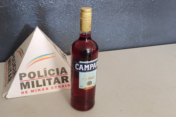 Homem é flagrado furtando bebida alcóolica em supermercado e acaba na delegacia em Patos de Minas