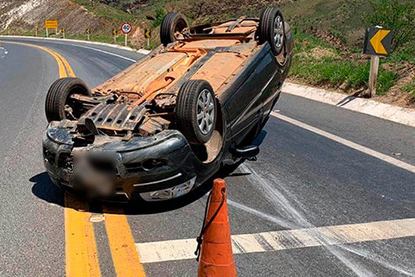 Motorista fica ferido ao perder o controle da direção em curva da BR146 e capotar veículo 