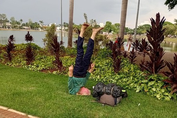 Homem da Alemanha chama a atenção de moradores ao fazer yoga na Lagoa Grande