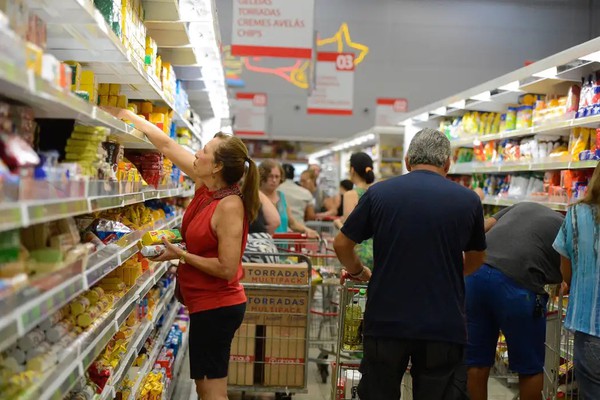 Inflação perde força pelo 2º mês seguido e fecha abril em 0,43%