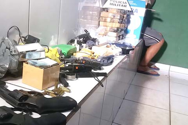 PM localiza ponto de distribuição de drogas e apreende armas e mais de 20kg de crack