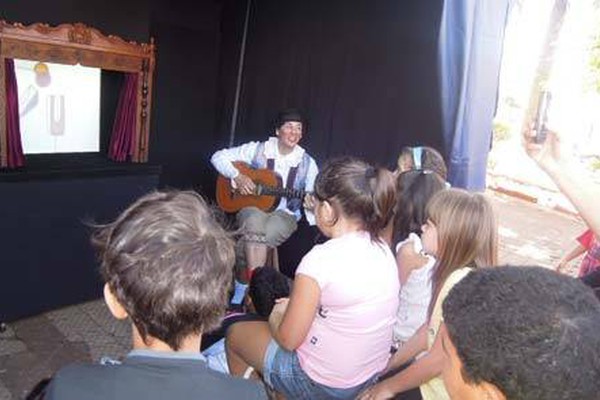 Teatro de Bonecos em praça pública encanta o público em Patos de Minas