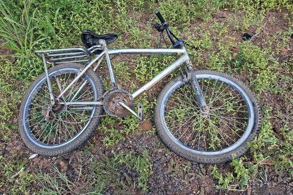 Ciclista tem que ser transferido para Patos de Minas após ser atropelado na MG 181