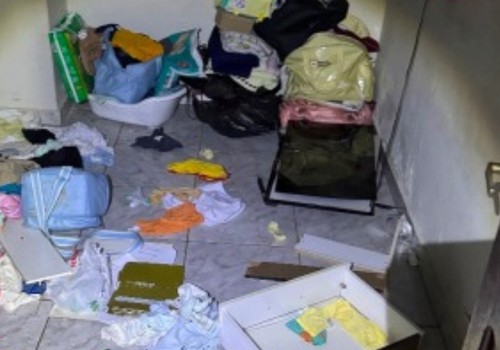 Homem é localizado em caçamba após agredir companheira, destruir móveis e tentar fugir com tornozeleira coberta por papel-alumínio