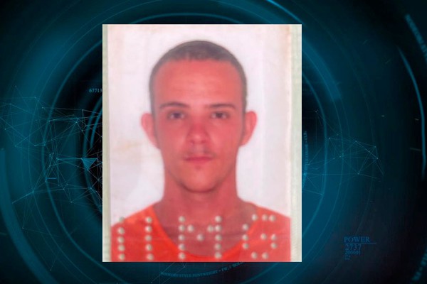 Motociclista de 22 anos morre depois de bater em árvore e muro de residência em Patos de Minas