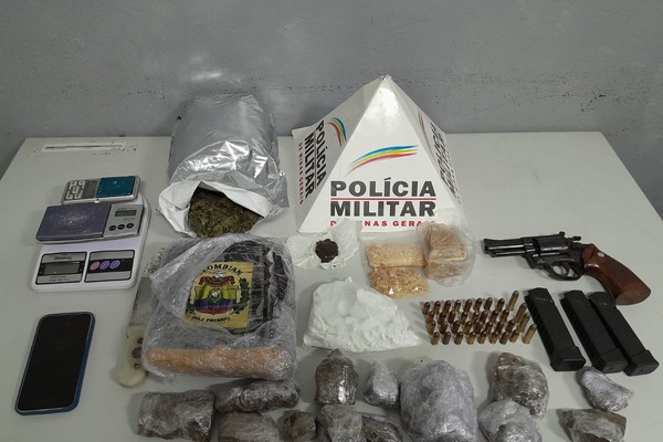 Polícia é recebida por jovem armado e encontra grande quantidade de drogas em residência, em Patos de Minas