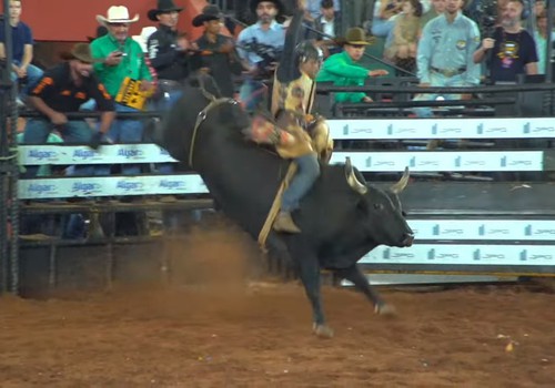 Começa Grande Final do Rodeio em Touros e 1ª montaria faz grande público vibrar; veja ao vivo