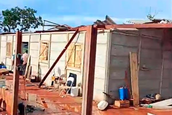 Temporal causa destruição na zona rural de Patos de Minas e família precisa de ajuda para reconstruir