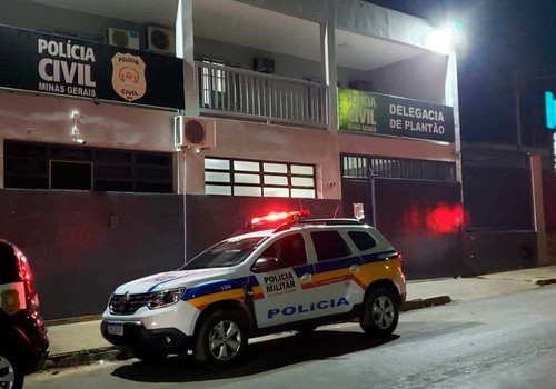 Idosa é surpreendida por assaltantes dentro de casa; ladrões levaram dinheiro e eletrônicos