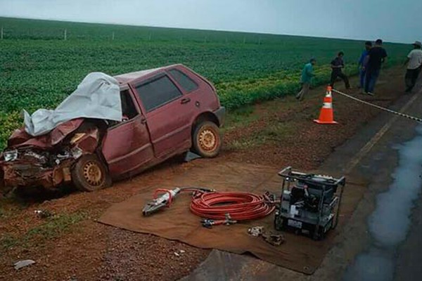 Carro bate de frente com veículo utilitário na MGC 354 e mata motorista e dois passageiros