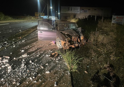 Condutor inabilitado perde o controle, arranca poste e deixa dois feridos em Guimarânia