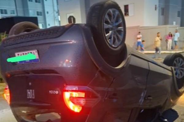 Veículo para com as rodas para o alto em acidente no Jardim Itália, em Patos de Minas