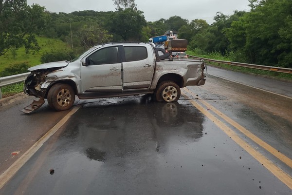 Chuva deixa pista escorregadia e provoca três acidentes em sequência na BR352, em Patos de Minas