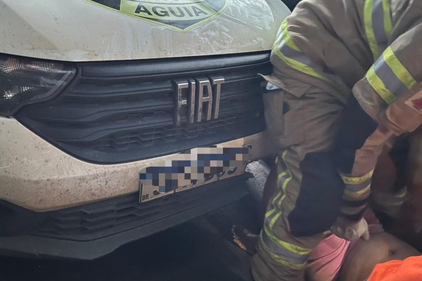 Motorista é prensada pelo próprio veículo e precisa ser socorrida pelo Corpo de Bombeiros