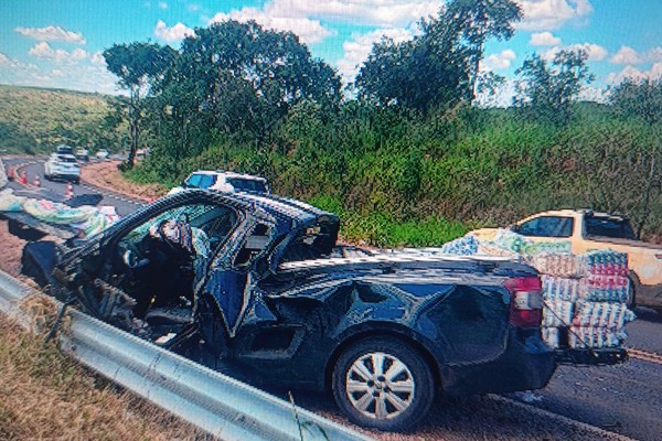 Motoristas ficam gravemente feridos em batida frontal de duas caminhonetes na MGC 462, em Patrocínio