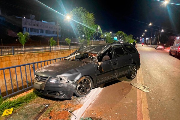 Carro vai parar em canteiro da Avenida Fátima Porto após capotar e motorista acaba preso