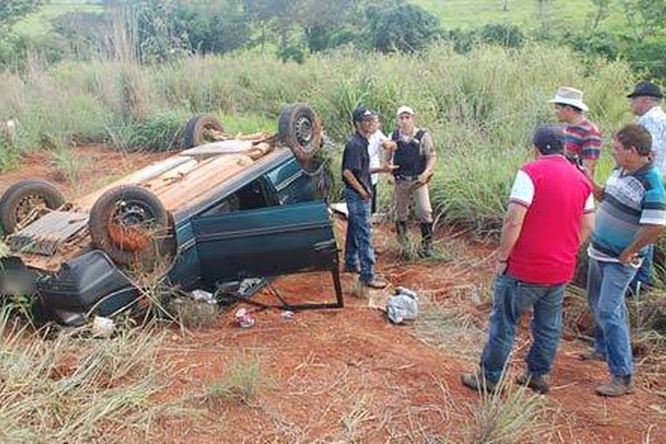 Motorista embriagado e sem carteira sai da pista e capota na BR 354