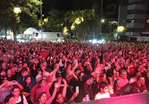 "I Don't Want To Talk About It" de Rod Stewart faz um coral de milhares de vozes na Fenapraça 2025; veja ao vivo