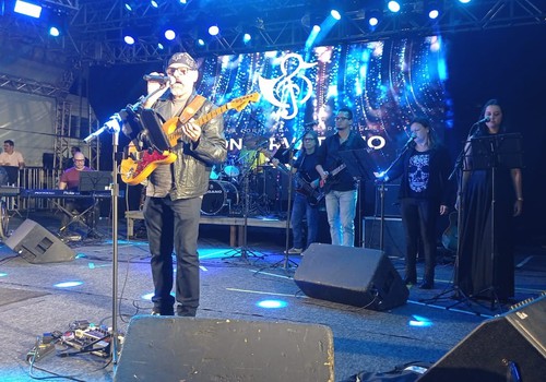 Professores do Conservatório cantam rocks internacionais e flashbacks na Fenapraça; veja ao vivo