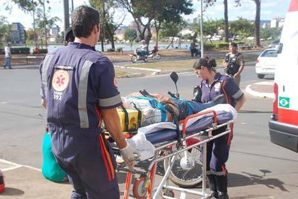 Acidente deixa casal ferido em cruzamento com inúmeras ocorrências