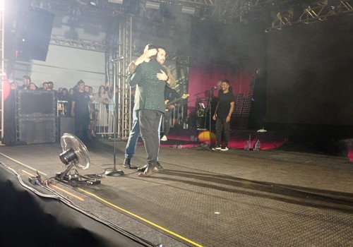Prefeito Falcão recebe abraço de Dino Fonseca no palco da Fenpraça 2025; veja ao vivo
