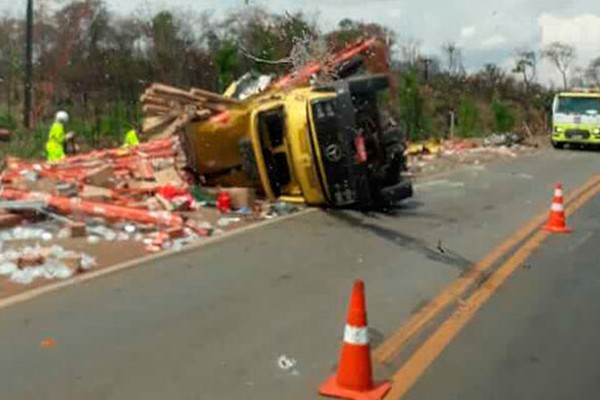 Condutor fica em estado grave após acidente com quatro veículos na BR 040 em Paracatu