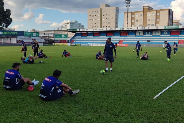 Técnico da URT diz que time cometeu deslize na estreia e conta com fator casa para vencer na série D do Brasileiro