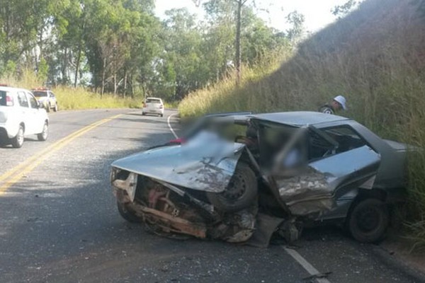Duas pessoas morrem em batida frontal entre dois veículos na BR354 em Lagamar