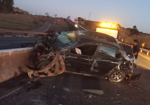 Veículo capota na BR 352 em Patos de Minas e motorista e passageiro saem ilesos