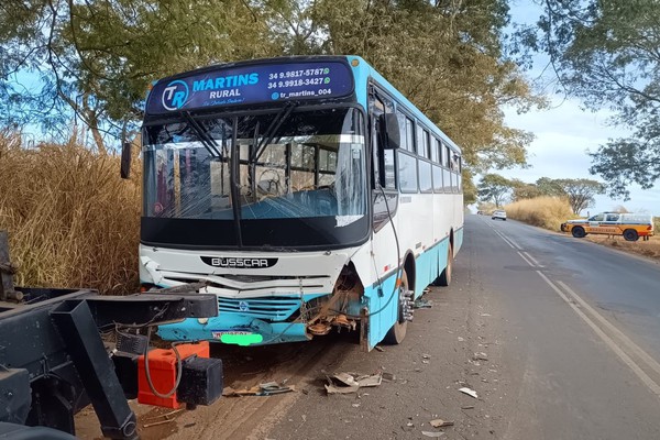 Acidente envolve ônibus, moto e mais dois carros na MG 230, em Patrocínio
